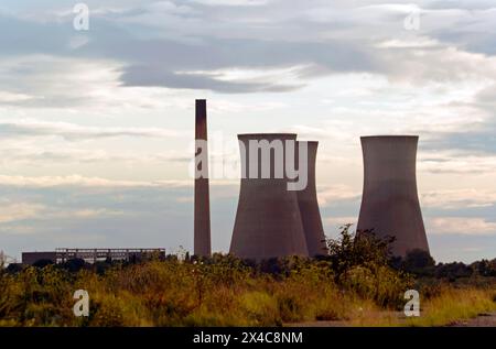 Vista serale della vecchia centrale elettrica di Richborough, presa dal vecchio porto di Hover a Pegwell Bay, Kent Foto Stock