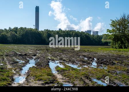 "Drax Power Station, Camblesforth, North Yorkshire, Inghilterra- aprile 30il 2024: Campi allagati vicino alla centrale elettrica" Foto Stock