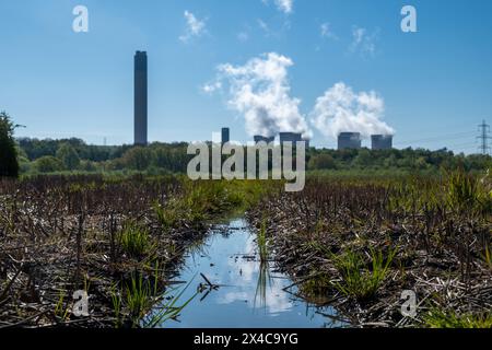 "Drax Power Station, Camblesforth, North Yorkshire, Inghilterra- aprile 30il 2024: Campi allagati vicino alla centrale elettrica" Foto Stock