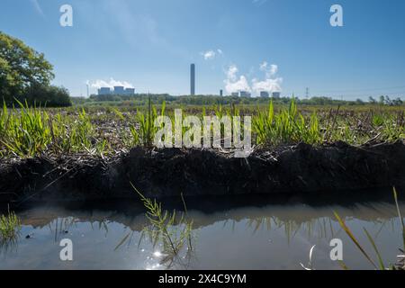 "Drax Power Station, Camblesforth, North Yorkshire, Inghilterra- aprile 30il 2024: Campi allagati vicino alla centrale elettrica" Foto Stock