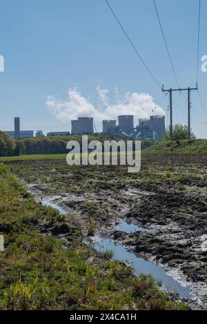 "Drax Power Station, Camblesforth, North Yorkshire, Inghilterra- aprile 30il 2024: Campi allagati vicino alla centrale elettrica" Foto Stock