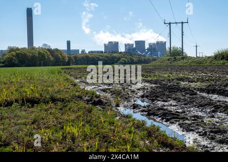 "Drax Power Station, Camblesforth, North Yorkshire, Inghilterra- aprile 30il 2024: Campi allagati vicino alla centrale elettrica" Foto Stock