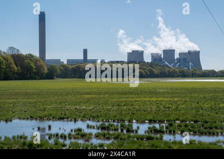 "Drax Power Station, Camblesforth, North Yorkshire, Inghilterra- aprile 30il 2024: Campi allagati vicino alla centrale elettrica" Foto Stock