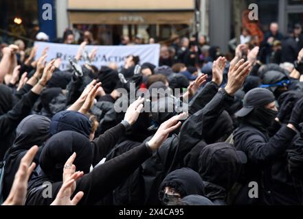 Parigi, Francia. 1° maggio 2024. Manifestanti del blocco nero durante la manifestazione e la manifestazione annuale per la giornata del lavoro a Parigi, in Francia, il 1° maggio 2024. Foto di Alain Apaydin/ABACAPRESS. COM credito: Abaca Press/Alamy Live News Foto Stock