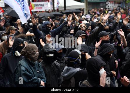 Parigi, Francia. 1° maggio 2024. Manifestanti del blocco nero durante la manifestazione e la manifestazione annuale per la giornata del lavoro a Parigi, in Francia, il 1° maggio 2024. Foto di Alain Apaydin/ABACAPRESS. COM credito: Abaca Press/Alamy Live News Foto Stock