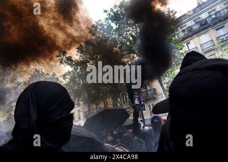 Parigi, Francia. 1° maggio 2024. Manifestanti del blocco nero durante la manifestazione e la manifestazione annuale per la giornata del lavoro a Parigi, in Francia, il 1° maggio 2024. Foto di Alain Apaydin/ABACAPRESS. COM credito: Abaca Press/Alamy Live News Foto Stock