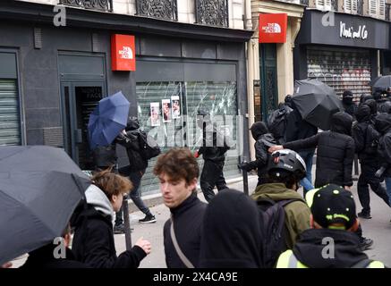 Parigi, Francia. 1° maggio 2024. I manifestanti del blocco nero distruggono un negozio del marchio "The North Face" durante la manifestazione e la manifestazione annuale per la giornata del lavoro a Parigi, in Francia, il 1° maggio 2024. Foto di Alain Apaydin/ABACAPRESS. COM credito: Abaca Press/Alamy Live News Foto Stock