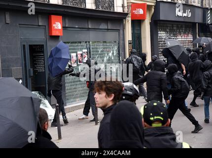 Parigi, Francia. 1° maggio 2024. I manifestanti del blocco nero distruggono un negozio del marchio "The North Face" durante la manifestazione e la manifestazione annuale per la giornata del lavoro a Parigi, in Francia, il 1° maggio 2024. Foto di Alain Apaydin/ABACAPRESS. COM credito: Abaca Press/Alamy Live News Foto Stock