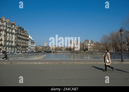 Parigi, Francia - 11 marzo 2024. Il Pont Saint-Louis, un ponte pedonale sul fiume Senna nel 4° arrondissement di Parigi, Francia. Foto Stock