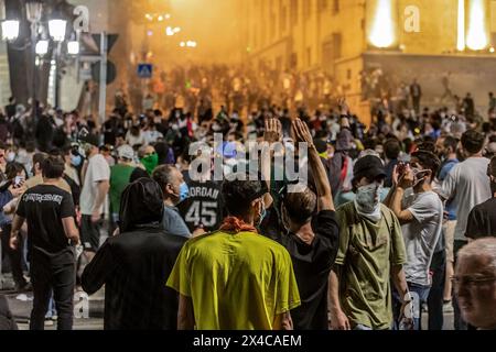 Tbilisi, Georgia. 1° maggio 2024. Una folla di manifestanti affronta la polizia durante una manifestazione di fronte al Parlamento georgiano. Migliaia di persone hanno partecipato a una protesta contro la seconda lettura di un disegno di legge votato per far avanzare un controverso disegno di legge "agente straniero” che ha scatenato settimane di proteste di massa nella capitale Tbilisi. (Foto di Nicholas Muller/SOPA Images/Sipa USA) credito: SIPA USA/Alamy Live News Foto Stock