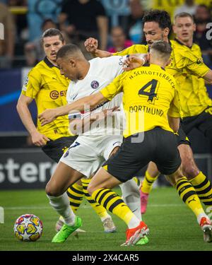 Dortmund, Germania. 1° maggio 2024. Kylian Mbappe (Parigi) Nico Schlotterbeck (BVB) Mats Hummels (BVB) Marcel Sabitzer (BVB) Borussia Dortmund - Parigi Foto Stock