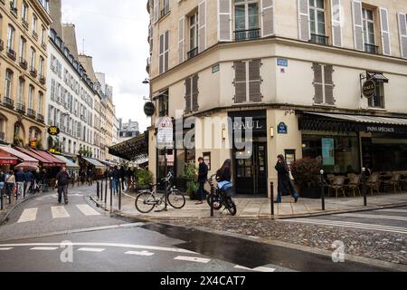 Parigi, Francia - 11 marzo 2024. Rue de Seine e Rue de Buci, strade nel vi arrondissement di Parigi, Francia. Foto Stock
