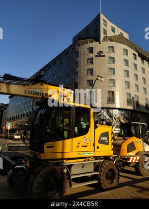 Praga, repubblica Ceca - 2 maggio 2024: Bulldozer giallo, Truck liebherr New Town Foto Stock