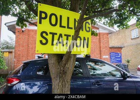 Londra, Regno Unito. 2 maggio 2024. Un cartello è riportato su un albero fuori da un polling station a Wimbledon, a sud-ovest di Londra. I sondaggi si sono aperti in Inghilterra, mentre gli elettori sono pronti a decidere il destino di quasi 2.700 seggi del consiglio. Si terranno le elezioni per i consigli e i sindaci in Inghilterra e per i commissari della polizia e del crimine in Inghilterra e Galles. Crediti: amer ghazzal/Alamy Live News Foto Stock