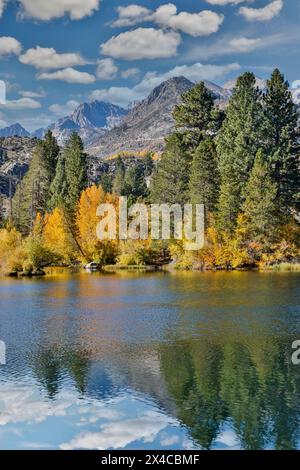 USA, California, Bishop. Bishop Canyon, colore autunnale e lago blu Foto Stock