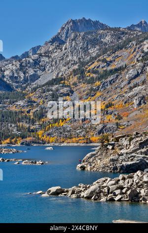 USA, California, Bishop. Bishop Canyon, colore autunnale del lago Sabrina Foto Stock