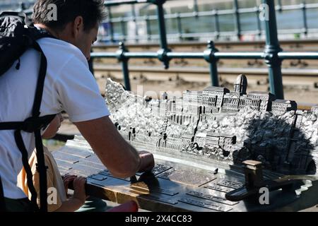 (240502) -- BUDAPEST, 2 maggio 2024 (Xinhua) -- Un padre vede il modello della città con il figlio a Budapest, Ungheria, 13 aprile 2024. (Xinhua/Zheng Kaijun) Foto Stock