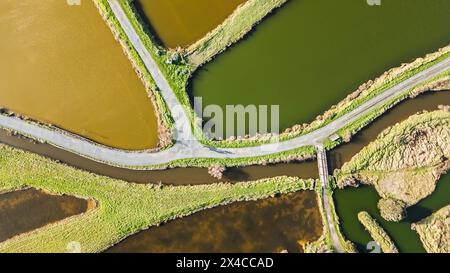 Vista droni delle paludi salate dell'Ile d'Olonne, Vendee, in Francia in una giornata invernale con bel tempo Foto Stock
