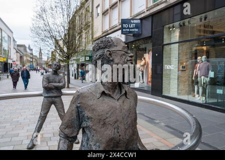 Nae Day SAE Dark or No Day so Dark, opere d'arte in bronzo, figure maschili nel centro di Perth, Scozia. Foto Stock