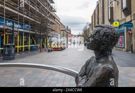 Nae Day SAE Dark or No Day so Dark, opere d'arte in bronzo, figure maschili nel centro di Perth, Scozia. Foto Stock