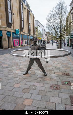 Nae Day SAE Dark or No Day so Dark, opere d'arte in bronzo, figure maschili nel centro di Perth, Scozia. Foto Stock