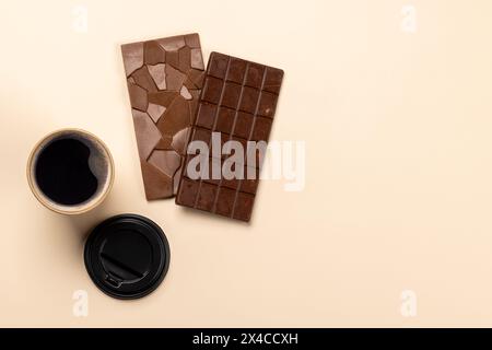 Pausa caffè: Barrette di cioccolato abbinate a una tazza di caffè. Disposizione piatta con spazio di copia Foto Stock