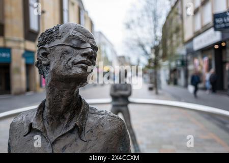 Nae Day SAE Dark or No Day so Dark, opere d'arte in bronzo, figure maschili nel centro di Perth, Scozia. Foto Stock