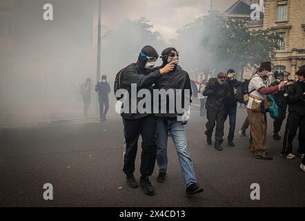 Parigi, Francia. 1° maggio 2024. I manifestanti hanno visto indossare occhiali di protezione e maschere antigas per proteggersi dal materiale anti-sommossa durante le dimostrazioni del giorno dei lavoratori. Una giornata piena di scontri tra i gruppi del blocco nero, anarchici e anti-capitalisti, con la polizia divenne il solito nella celebrazione del 1° maggio la giornata dei laburisti a Parigi, lamentandosi del governo del presidente Macron e dei suoi processi di legge politica e sociale. Credito: SOPA Images Limited/Alamy Live News Foto Stock