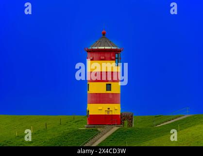 Pilsumer Leuchtturm an der Norseeküste, Krummhörn, Ostfriesland. In dem rot-gelb-geringelten Turm in der Nähe von Greetsiel ist ein Hochzeitszimmer vom Standesmt Krummhörn. Der Leuchtturm wurde durch den Film otto Der Außerfriesische des Komikers otto Waalkes bekannt und ist eines der Wahrzeichen Ostfrieslands. Pilsum Niedersachsen Deutschland *** Faro di Pilsum sulla costa del Mare del Nord, Krummhörn, Frisia orientale nella torre ad anello rosso e giallo vicino Greetsiel è una sala per matrimoni dall'ufficio del registro di Krummhörn il faro è diventato famoso attraverso il film otto Der Außerfriesische di comico Foto Stock