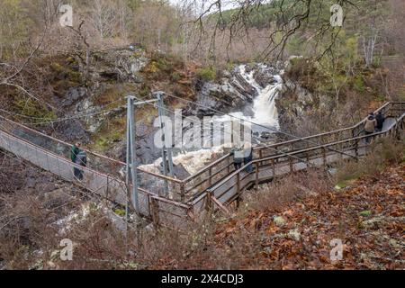 Il ponte sospeso che attraversa il fiume Black Water a Rogie Falls Foto Stock