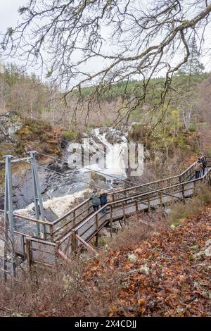 Il ponte sospeso che attraversa il fiume Black Water a Rogie Falls Foto Stock