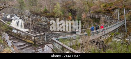 Il ponte sospeso che attraversa il fiume Black Water a Rogie Falls Foto Stock