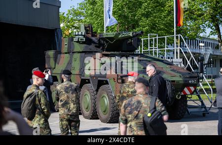 2 maggio 2024, bassa Sassonia, Unterlüß: Un veicolo di fanteria blindato a ruote Boxer della Bundeswehr si trova nella sede di Rheinmetall. Il gruppo armamenti Rheinmetall è stato incaricato di fornire ai 123 veicoli Boxer 123 veicoli Boxer con cannone automatico da 30 mm. Foto: Philipp Schulze/dpa Foto Stock