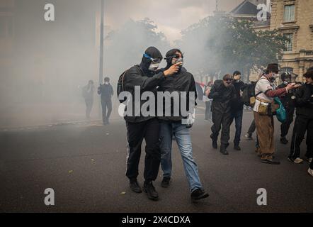 Parigi, Francia. 1° maggio 2024. I manifestanti hanno visto indossare occhiali di protezione e maschere antigas per proteggersi dal materiale anti-sommossa durante le dimostrazioni del giorno dei lavoratori. Una giornata piena di scontri tra i gruppi del blocco nero, anarchici e anti-capitalisti, con la polizia divenne il solito nella celebrazione del 1° maggio la giornata dei laburisti a Parigi, lamentandosi del governo del presidente Macron e dei suoi processi di legge politica e sociale. (Foto di Axel Miranda/SOPA Images/Sipa USA) credito: SIPA USA/Alamy Live News Foto Stock