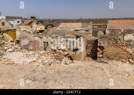 Primo piano di edifici deserti ora in rovina, Rabil, Boa Vista, Capo Verde, Repubblica di Cabo Verde, Africa Foto Stock