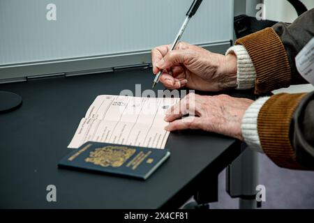 Salisbury, Inghilterra, Regno Unito, 2 maggio 2024 votante femminile che posiziona X su carta elettorale che mostra l'identificazione. In Inghilterra e Galles la gente sta votando per i nuovi Commissari della polizia e della criminalità oggi, con i sondaggi aperti dalle 7:00 alle 22:00. I voti saranno conteggiati e il risultato dichiarato alla Trowbridge County Hall sabato 4 maggio 2024. Se pianifichi di votare in uno dei seggi elettorali del Regno Unito, non dimenticare che avrai bisogno di prove fotografiche della tua identità. Accreditamento John Rose/Alamy Live News Foto Stock