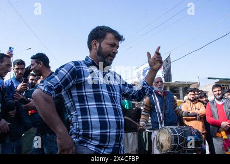 Baramulla, Jammu e Kashmir, India. 2 maggio 2024. I sostenitori del partito politico della Conferenza nazionale del Jammu e del Kashmir (JKNC) hanno visto ballare durante una manifestazione elettorale mentre il vicepresidente del JKNC, Omar Abdullah, ha presentato i suoi documenti di nomina per il collegio di Baramulla prima delle elezioni parlamentari indiane a Baramulla. Questa è la prima elezione in Jammu e Kashmir da quando l'articolo 370 è stato abrogato dal Centro nel 2019. (Immagine di credito: © Adil Abass/ZUMA Press Wire) SOLO PER USO EDITORIALE! Non per USO commerciale! Foto Stock