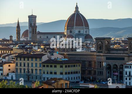 Una classica vista del Duomo di Firenze sui tetti del centro città al tramonto in Toscana, Italia. Preso dal punto panoramico di Piazzale Michelangelo. Foto Stock