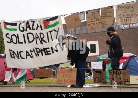 Uno studente aggiudica un cartello in un accampamento sul terreno dell'Università di Newcastle, protestando contro la guerra a Gaza. Gli studenti del Regno Unito, tra cui Leeds, Newcastle e Bristol, hanno allestito tende fuori dagli edifici universitari, replicando le dimostrazioni del campus nazionale iniziate negli Stati Uniti il mese scorso. Data foto: Giovedì 2 maggio 2024. Foto Stock