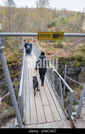 Cartello di avvertimento: Numero massimo di persone 6 consentito sul ponte sospeso vittoriano presso il sito Scottish Nation Trust, Corrieshalloch Gorge. Foto Stock