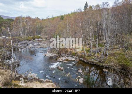 Il fiume Droma che alimenta le cascate di Measach presso il sito nazionale scozzese della Corrieshalloch Gorge. Foto Stock