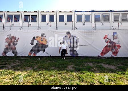 Praga, Repubblica Ceca. 2 maggio 2024. Preparazione del fanzone e dintorni dell'O2 Arena per il Campionato del mondo di hockey su ghiaccio 2024, Praga, Repubblica Ceca, 2 maggio 2024. Crediti: Katerina Sulova/CTK Photo/Alamy Live News Foto Stock