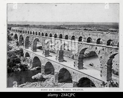 PONT DU GARD, NIMES, FRANCIA DALL'ARTICOLO I MERITI E LA PERMANENZA DELL'ARCO IN MURATURA PONTE. Di Albert W. Buel. Dalla rivista Engineering dedicata al progresso industriale volume XVII 1899 The Engineering Magazine Co Foto Stock