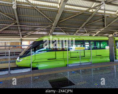 02 25 2024 Green Mono-Rail appena entrato nella stazione di Lower Parel runes Jacob Circle a sud di Mumbai con Chembur nella parte orientale di Mumbai Maharashtra India Foto Stock