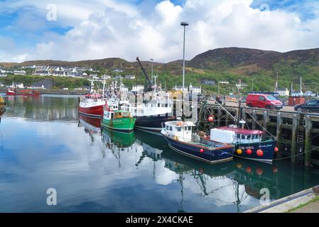 Guardando a nord-ovest verso il porto di Mallaig al molo di Mallaig. Highlands occidentali, Scozia, Regno Unito Foto Stock