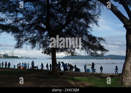 Kota Kinabalu, Sabah. Malesia. 7 luglio 2023. Un gruppo di studenti sta lavorando insieme per pulire la spiaggia intorno a Tanjung Aru Beach. Foto Stock