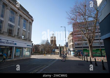 Viste lungo Abington Street a Northampton nel Regno Unito Foto Stock