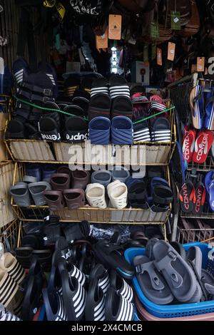 Kota Kinabalu, Sabah. Malesia. 19 luglio 2023. vari tipi di pantofole in gomma sono venduti sugli scaffali Foto Stock