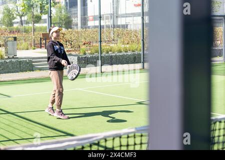 Ucraina Kiev, 20 aprile 2024. bella ragazza felice che pratica lo sport del paddle sul campo da paddle Foto Stock