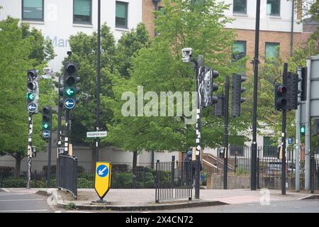 Uxbridge, Regno Unito. 2 maggio 2024. In vista delle elezioni Mayoral di Londra di oggi, la maggior parte delle telecamere ULEZ Ultra Low Emission zone e dei cartelli stradali di Uxbridge nel borgo londinese di Hillingdon sono stati nuovamente presi in giro da Stop ULEZ Blade Runners. Hanno spruzzato la vernice bianca sugli obiettivi della fotocamera in modo che TfL non possa multare gli automobilisti non conformi con una multa giornaliera di £12,50. Una telecamera ULEZ aveva un cartello che diceva di votare Susan Hall, far uscire Khan. Susan Hall, candidata conservatrice, dice che scarcerà ULEZ se verrà votata come sindaco di Londra invece di Sadiq Khan oggi. Ci sono voci circolari Foto Stock